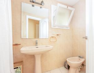 uma casa de banho com um lavatório e um WC em Dalí City Apartamento em Figueres