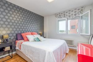 a bedroom with a bed and a window at Dalí City Apartamento in Figueres