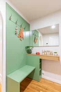 a room with a green wall with a desk at Dalí City Apartamento in Figueres +2 photos