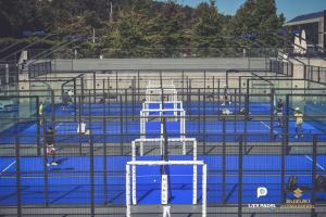 uma gaiola de rebatidas com pessoas a jogar numa piscina em Open Village Sports Hotel & Spa Club em Guimarães