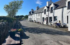 een rij witte huisjes in een straat bij West House in Stein +20 foto's