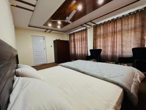 Ένα ή περισσότερα κρεβάτια σε δωμάτιο στο Taaj Residence Skardu
