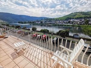einen Balkon mit 2 Stühlen und Flussblick in der Unterkunft Mosel View Old Town Apartments in Zell an der Mosel