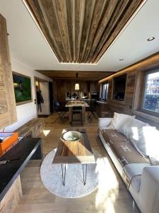 ein Wohnzimmer mit Sofa und Tisch in der Unterkunft Appartement centre megeve in Megève