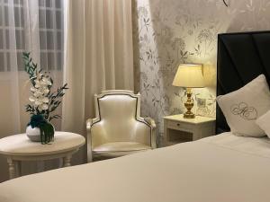 Postel nebo postele na pokoji v ubytování Auberge de Cassagne & Spa