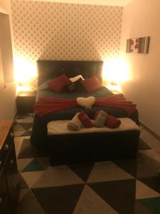 een slaapkamer met een bed met twee handdoeken erop bij L'INSTANT ZEN NATURISTE ONLY ADULTE in Fresnay-en-Retz
