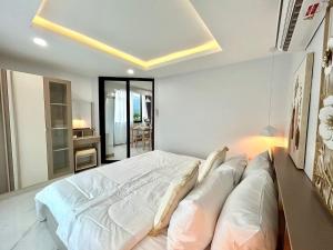 Cette chambre comprend un grand lit blanc et un canapé. dans l'établissement Modern Mountain View, à Chiang Mai