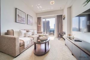 TV a/nebo společenská místnost v ubytování Premium 1BR at The Address Residences Dubai Marina by Deluxe Holiday Homes