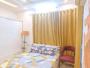 En eller flere senger på et rom på BnBBuddy Stupendous Home In Shalimar Bagh