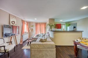 Posezení v ubytování Holiday house Marinela with Private Pool and Fenced Garden