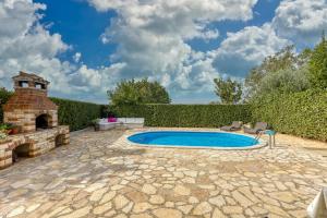 Bazén v ubytování Holiday house Marinela with Private Pool and Fenced Garden nebo v jeho okolí