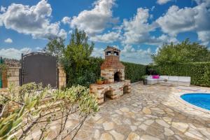 Bazén v ubytování Holiday house Marinela with Private Pool and Fenced Garden nebo v jeho okolí