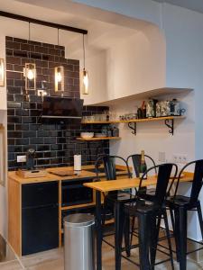 eine Küche mit einem Tisch und Stühlen im Zimmer in der Unterkunft Aparthotelmadridea, renovated quiet apartments, Madrid in Madrid