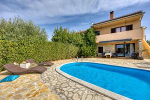 Bazén v ubytování Holiday house Marinela with Private Pool and Fenced Garden nebo v jeho okolí