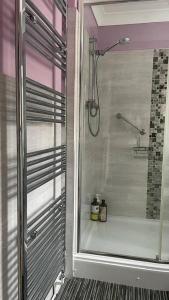 La salle de bains est pourvue d'une douche avec une porte en verre. dans l'établissement Immaculate 3-Bed House in Durham near Sedgefield, à Trimdon Grange