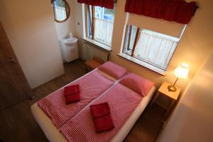 Rúm í herbergi á CJA Guesthouse