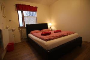 Rúm í herbergi á CJA Guesthouse