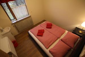 Rúm í herbergi á CJA Guesthouse