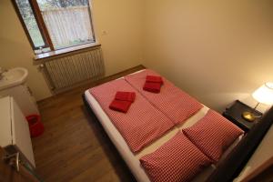 Rúm í herbergi á CJA Guesthouse