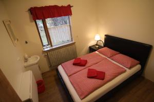 Rúm í herbergi á CJA Guesthouse
