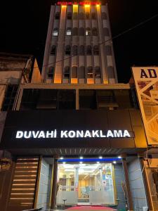 un edificio con un cartel que dice durham komakarma en DUVAHi OTEL KONAKLAMA en Adana