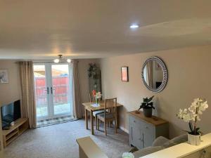 Μια τηλεόραση ή/και κέντρο ψυχαγωγίας στο Self Contained - Own Entrance