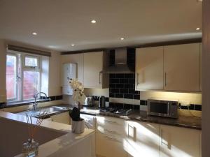 Η κουζίνα ή μικρή κουζίνα στο Self Contained - Own Entrance