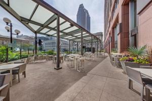 um pátio de um restaurante com mesas e cadeiras em Cleveland Marriott Downtown at Key Tower em Cleveland