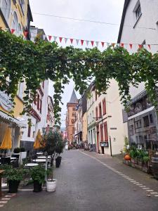 una calle vacía en una ciudad con un arco en Mosel View Old Town Apartments en Zell an der Mosel