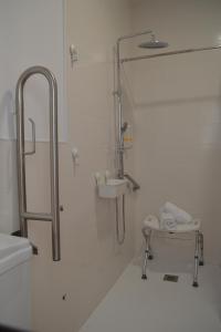 biała łazienka z umywalką i prysznicem w obiekcie La Casa de la Buhardilla w mieście Fondón
