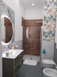 bagno con doccia, lavandino e servizi igienici di Suite al Borgo ad Aversa