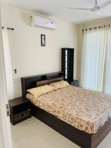 1 dormitorio con 1 cama grande en una habitación en Villa Munroe en Munroe Island
