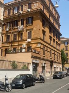 ローマにあるa casa da Annarella!の車・バイクが正面に停まった建物
