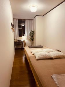Ein Bett oder Betten in einem Zimmer der Unterkunft 海に恋する泊まれる喫茶店 ポパイ