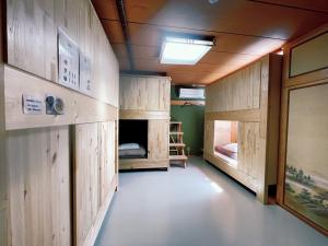 Ein Etagenbett oder Etagenbetten in einem Zimmer der Unterkunft 海に恋する泊まれる喫茶店 ポパイ