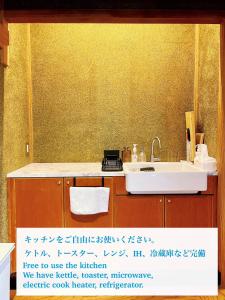 Galeriebild der Unterkunft 海に恋する泊まれる喫茶店 ポパイ in Iyo
