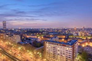 uma vista para uma cidade à noite com luzes em Paris Marriott Rive Gauche Hotel & Conference Center em Paris