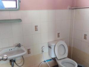 łazienka z toaletą i umywalką w obiekcie Baankanoonpai(บ้านขนุนปาย)​ w mieście Pai