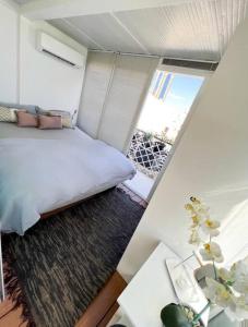 Habitación con vistas a un dormitorio con cama y ventana. en Casa Spinola #SeafrontPenthouse, en Paceville