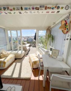 sala de estar con mesa y sillas y balcón en Casa Spinola #SeafrontPenthouse, en Paceville