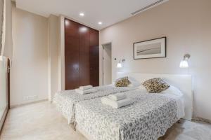 1 dormitorio con 1 cama con 2 almohadas en Green-Apartments Alto de Santa Cruz, en Sevilla