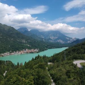 a view of a river with mountains in the background at Hotel Celis in Barcis