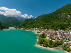 Luftblick auf eine Stadt am Ufer eines Sees in der Unterkunft Hotel Celis in Barcis