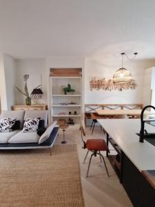 uma sala de estar com um sofá e uma mesa em Panoramic Apartment Grace21 em Bregano