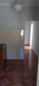 茨卡爾圖博的住宿－Sergo's Appartment，一间空房间,设有墙壁和木地板