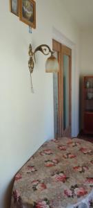 チャルトゥボにあるSergo's Appartmentのベッドルーム1室(ベッド1台付)、壁にランプが備わります。