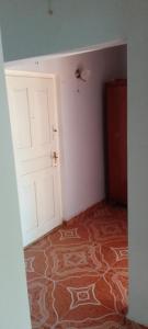 チャルトゥボにあるSergo's Appartmentの白いドアとカーペットの空間
