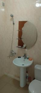 チャルトゥボにあるSergo's Appartmentのバスルーム(洗面台、壁掛け鏡付)