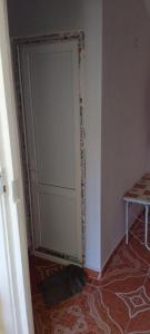 チャルトゥボにあるSergo's Appartmentの部屋の隅の扉