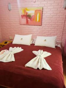 Una cama con dos toallas blancas encima. en Pousada da Chacara, en Nova Petrópolis